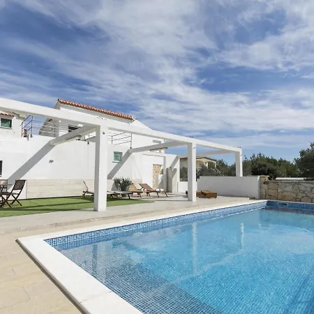 Holiday home Lovely In With Swimming Pool Vir