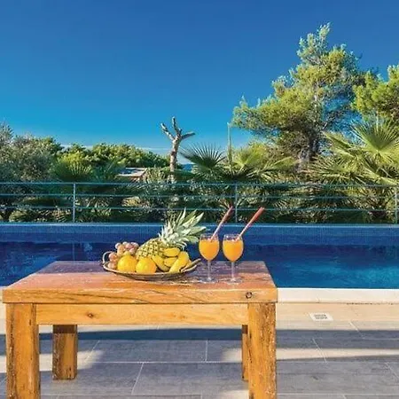 Casa de Férias Lovely In With Swimming Pool